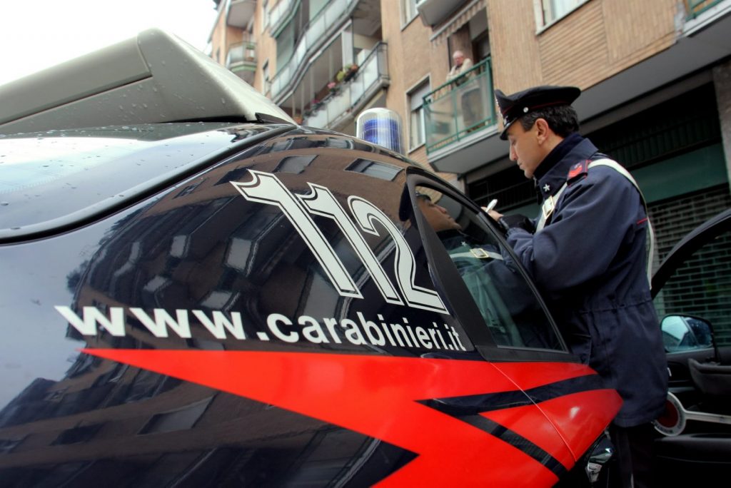 Lo incontra con un pretesto per poi dargli fuoco. Carabinieri arrestano 26enne a Napoli