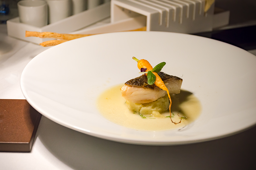 Black cod laccato miele e zenzero con patata al rafano e fumetto al pernod