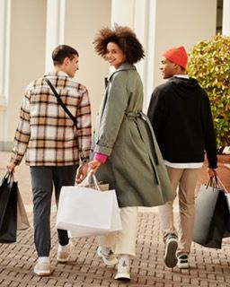 Fashion Festival McArthurGlen, domenica a La Reggia Designer Outlet riduzioni speciali del 70% e intrattenimento le famiglie