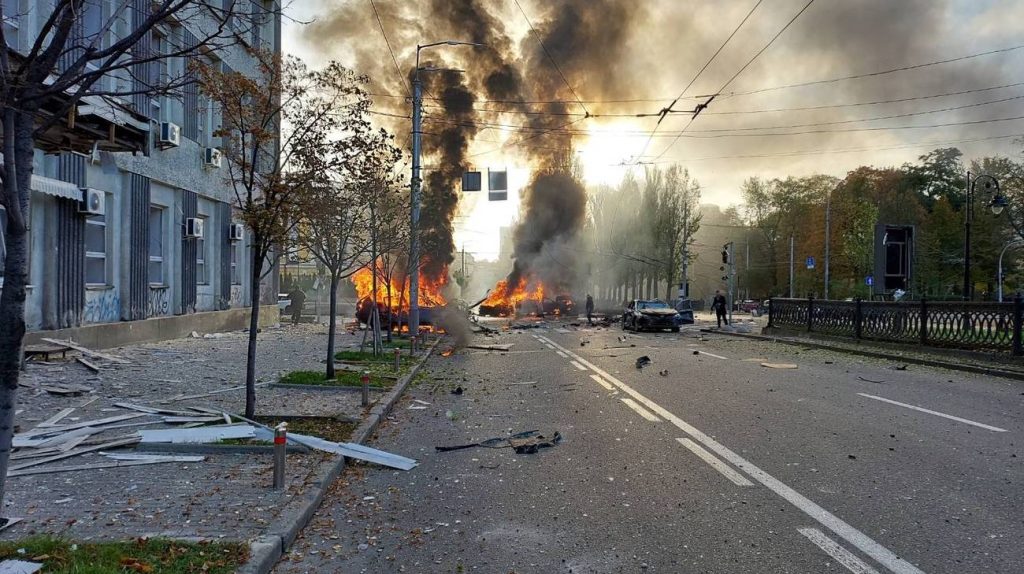 Kiev sotto attacco missilistico: morti e feriti dovunque