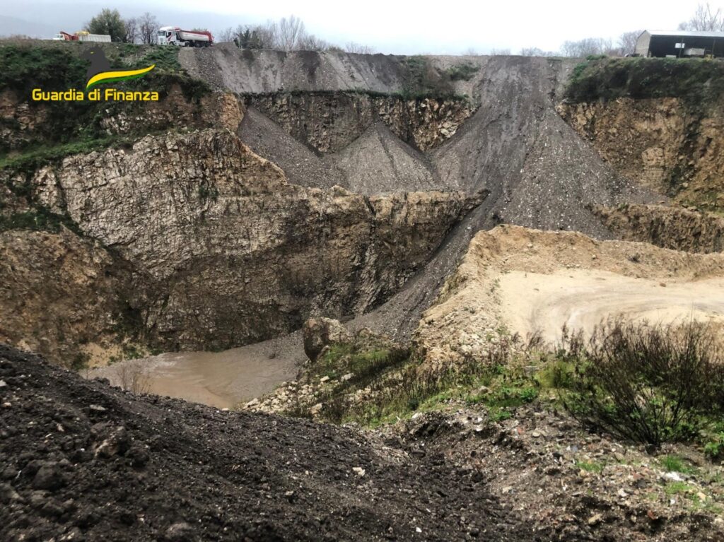 Mega discarica abusiva con 3 milioni di metri cubi di rifiuti speciali scoperta dalle Fiemme Gialle di Avellino