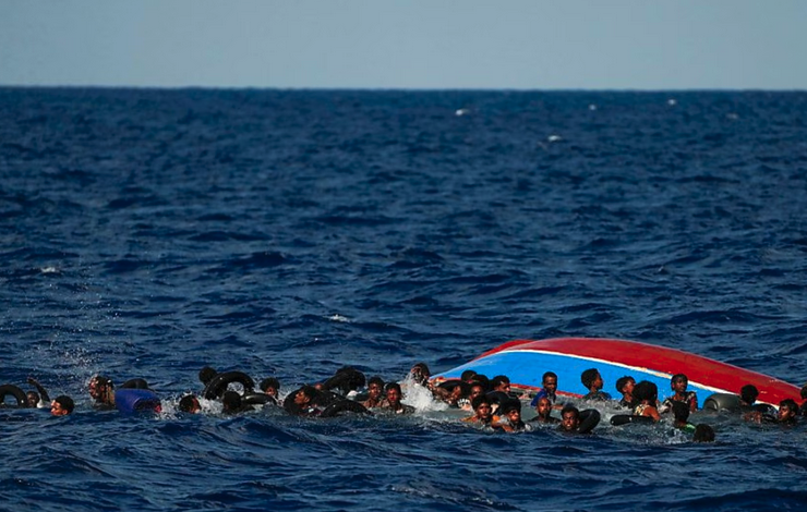 Immigrati: centinaia di sbarchi nelle ultime ore a Lampedusa, recuperato un cadavere