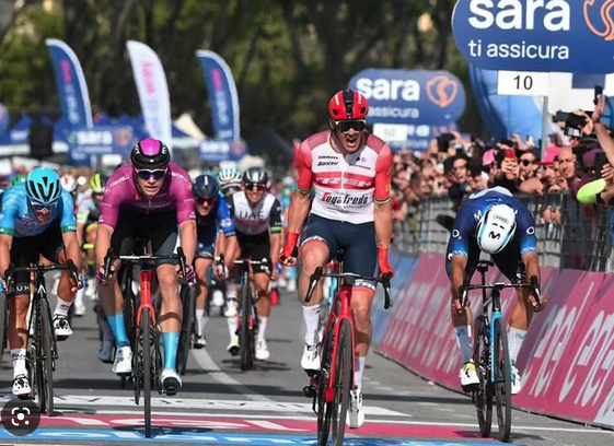 Ciclismo: Giro d’Italia, a Napoli vince in volata Mads Pedersen