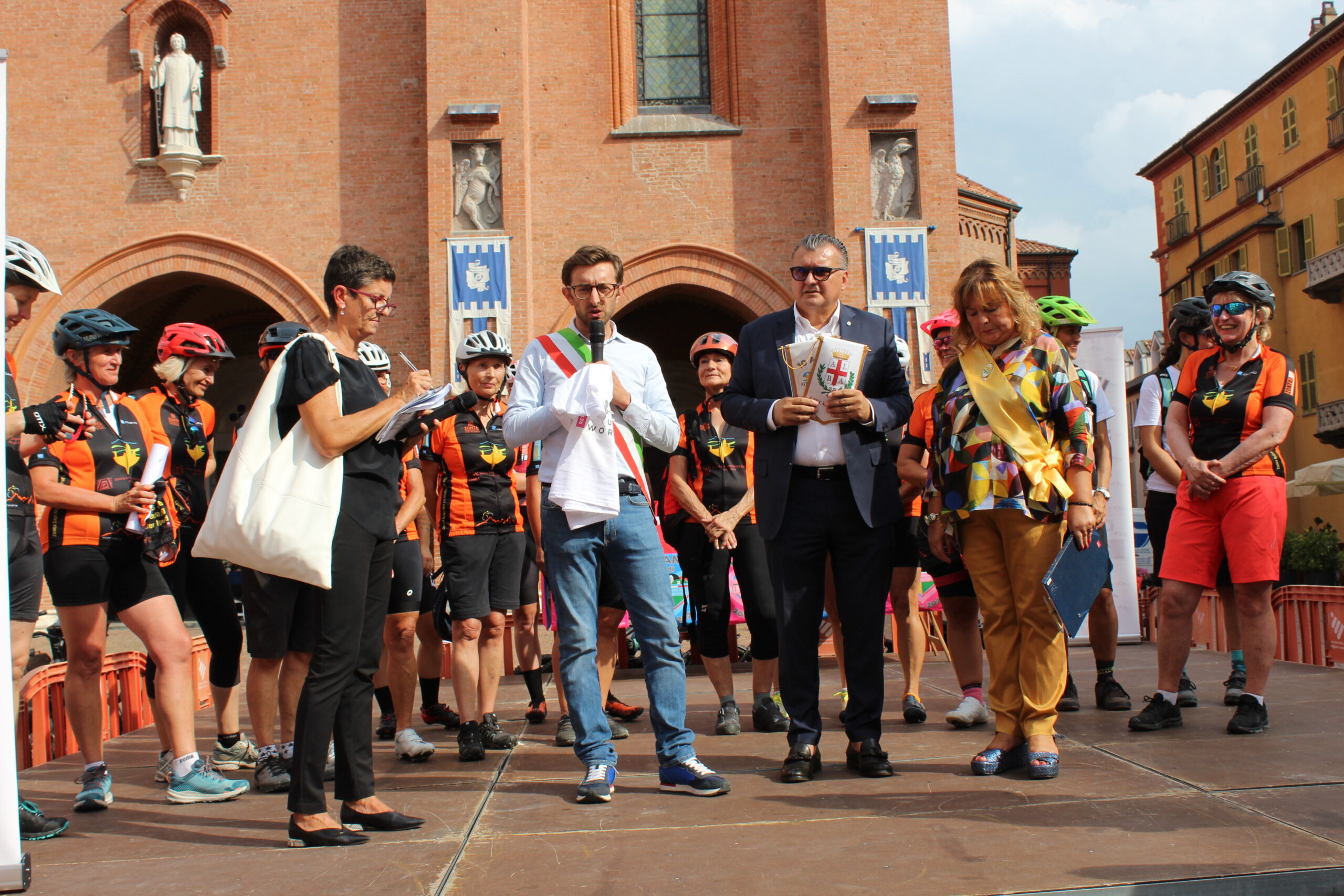 Alba: cicliste provenienti da Zermatt accolte in piazza Risorgimento
