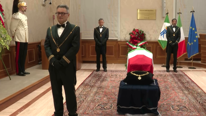 Il feretro di Giorgio Napolitano nella camera ardente a Palazzo Madama