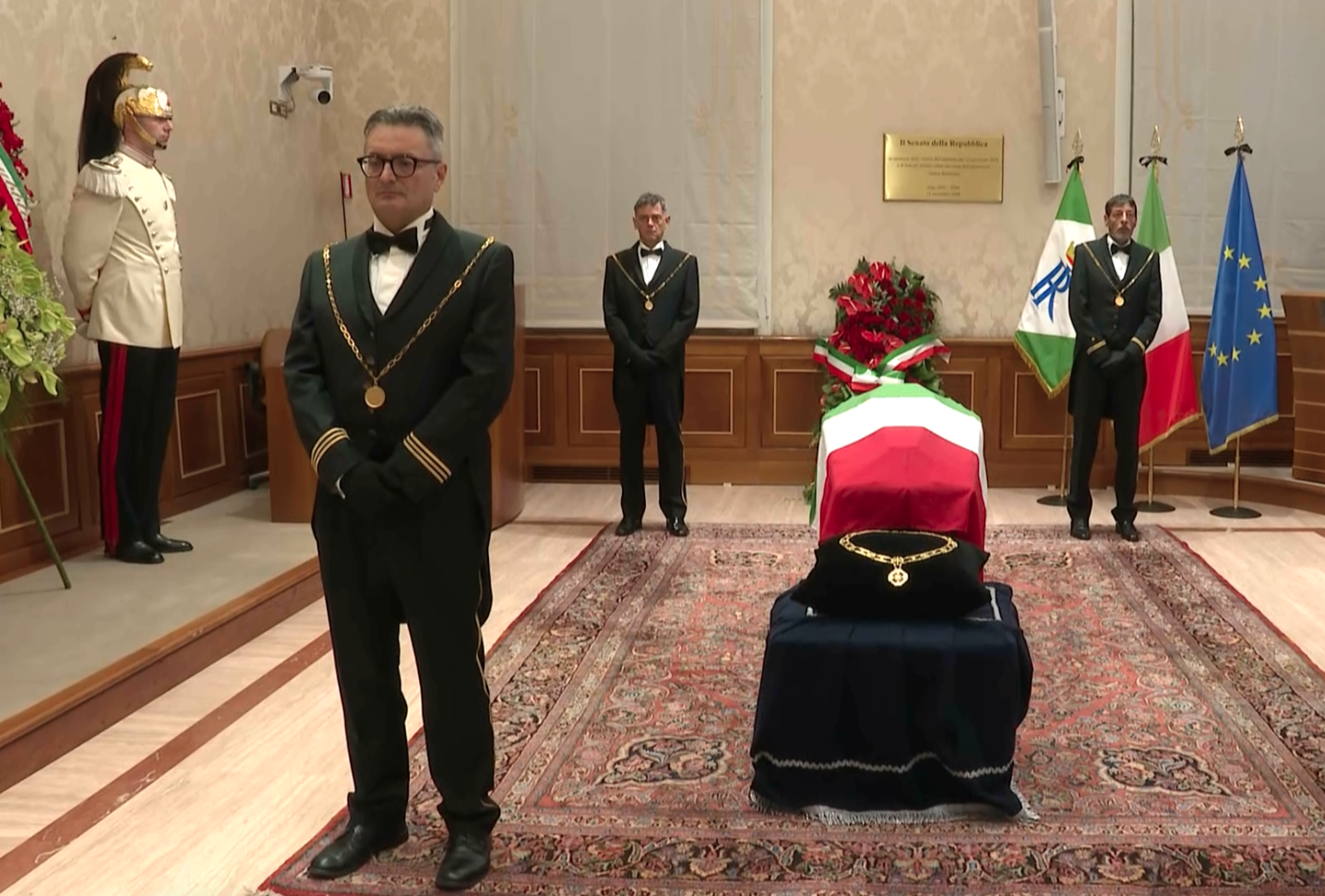 Napolitano: il feretro nella camera ardente allestita a Palazzo Madama, accolto da Mattarella