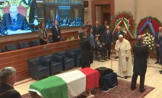 Papa Francesco alla camera ardente per rendere omaggio a Napolitano