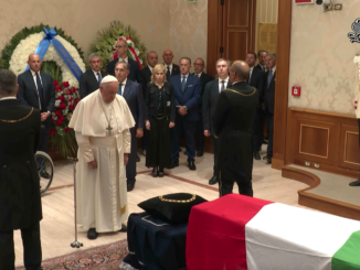 Il Papa nella camera ardente rende omaggio al feretro di Giorgio Napolitano