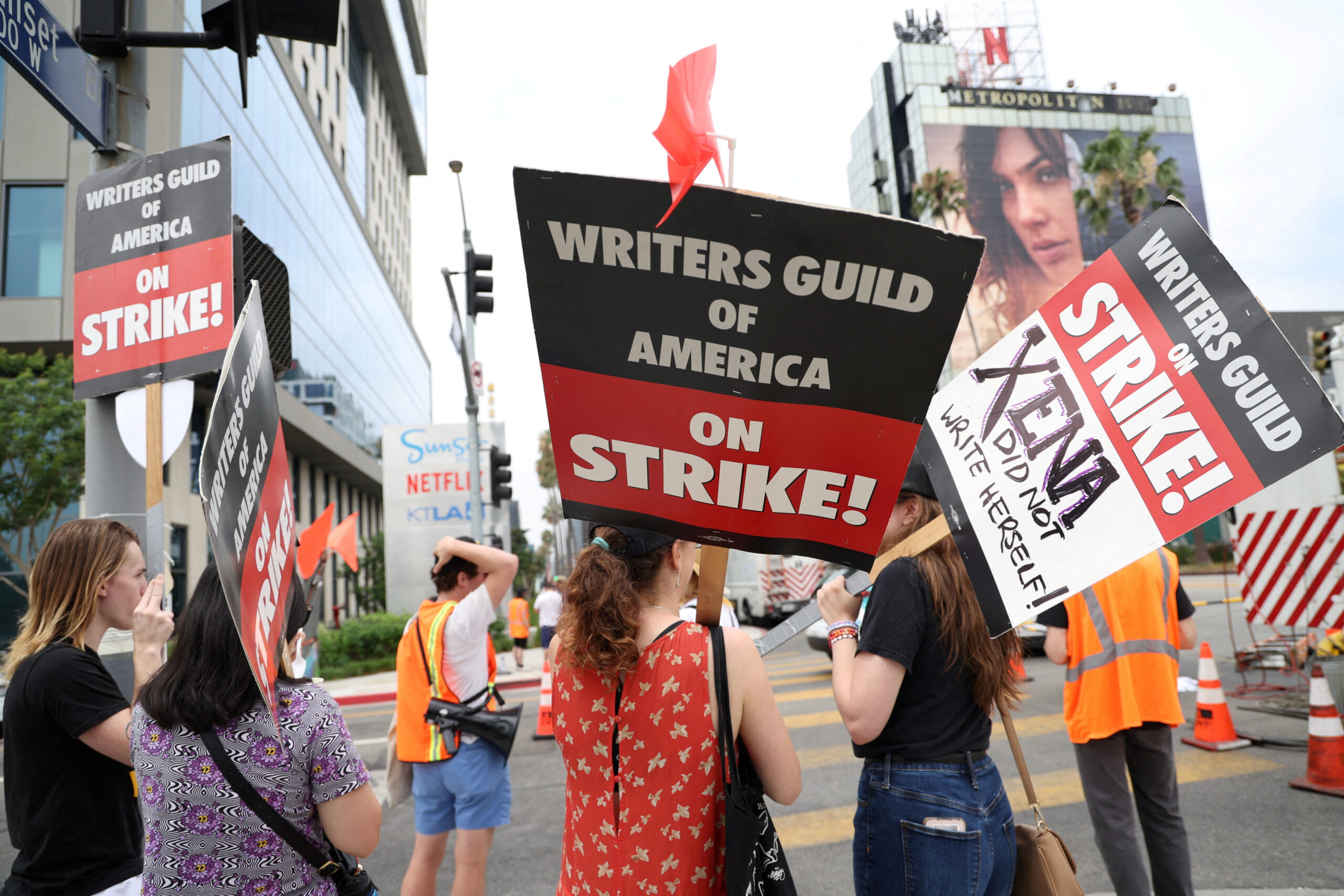 Cinema, Hollywood: studi cinematografici e sceneggiatori raggiungono l’accordo, fine dello sciopero