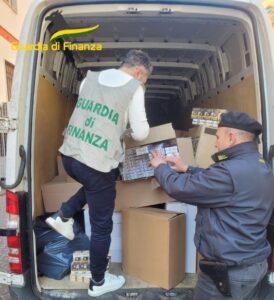 Le Fiamme Gialle scoprono deposito di sigarette di contrabbando nel centro storico: sequestrate 4 tonnellate