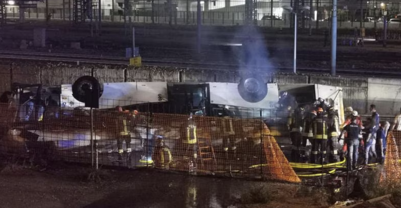 Strage di turisti a Mestre: bus precipita da cavalcavia, 21 morti e decine di feriti