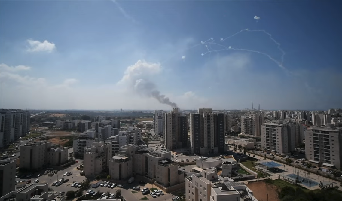 Israele Hamas lancia centinaia di razzi su Ashkelon