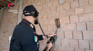 Carabinieri scoprono a Caivano arsenale “murato” nelle pareti con droga e munizioni da guerra: 2 le persone arrestate
