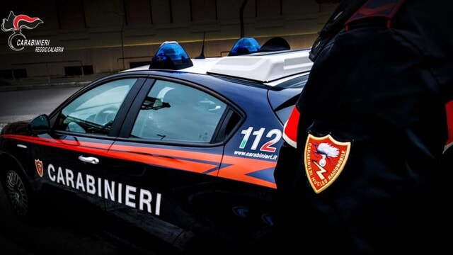 Tentata estorsione e minacce ad un negoziante di Pomigliano (Napoli) che li denuncia: due arresti dei Carabinieri