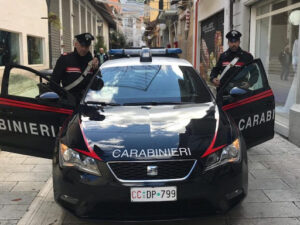 Spara alla nipote perché rifiuta di dargli denaro. La pistola si inceppa e la donna si salva. 55enne arrestato