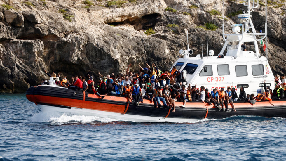 Nuovi sbarchi massicci di migranti a Lampedusa: in 26 ore arrivati in 1200