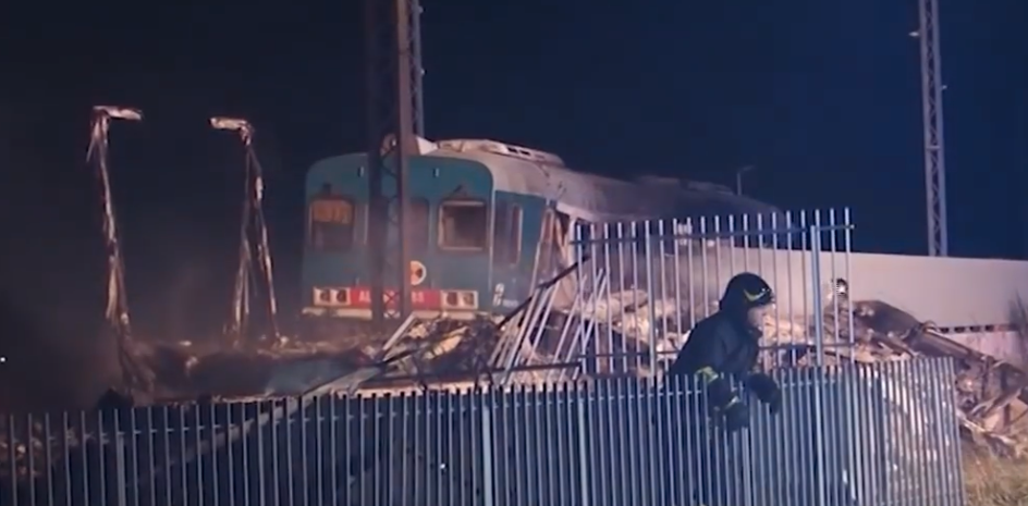 Cosenza: scontro treno-tir, due morti