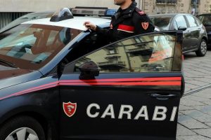 La stesa, poi il sopralluogo. Carabinieri arrestano 21enne e denunciano la sua compagna