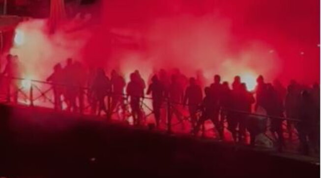 Milano, scontri tra tifosi di Milan e Psg: ferito in modo grave un francese