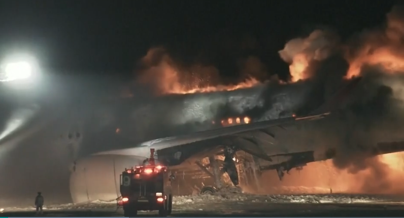 Giappone: collisione aerea a Tokyo, aereo di linea atterra in fiamme all’aeroporto Haneda