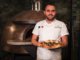Al forno il giovane pizzaiuolo Davide Valisena, originario di Salerno