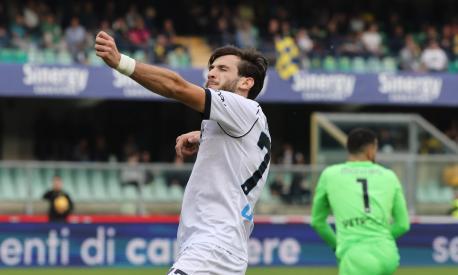 Napoli che sofferenza, vince 2-1 in rimonta con il Verona grazie a Kvara