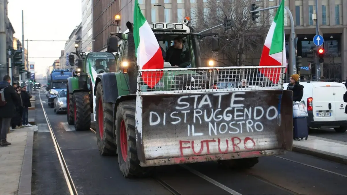 Protesta agricoltori: i trattori in marcia verso Roma