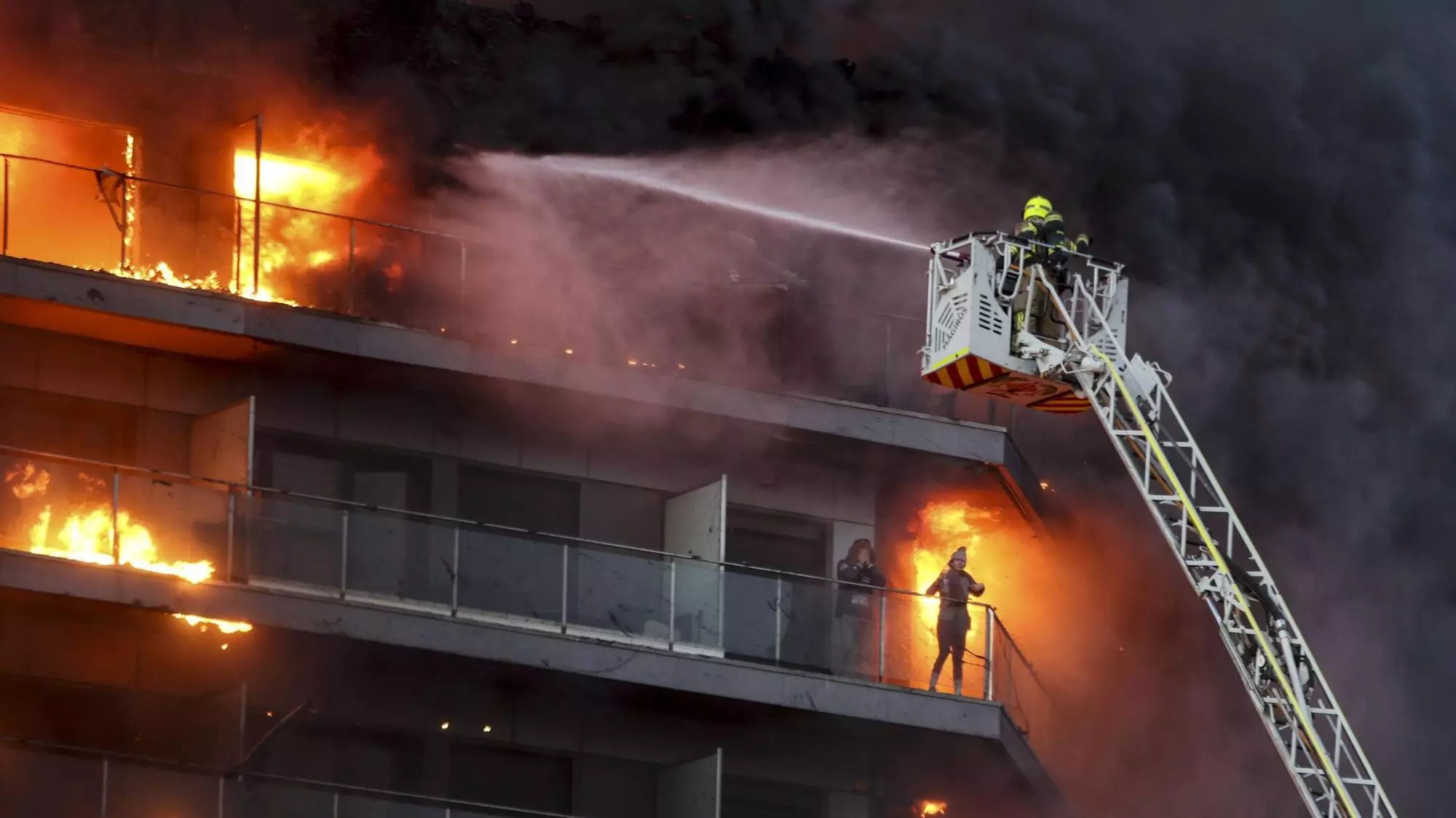 Maxi incendio a Valencia: 4 morti e almeno 20 dispersi