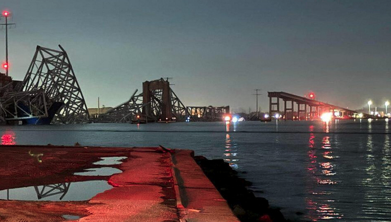 Il crollo del ponte di Baltimora (USA) dopo lo scontro con la nave cargo: 20 dispersi