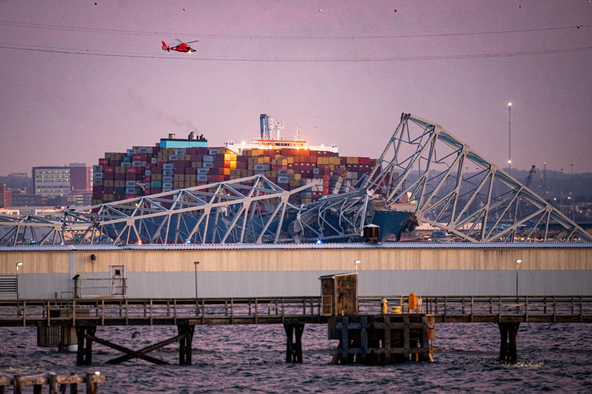 Baltimora:  sospese le ricerche con i sommozzatori sotto il ponte crollato, i sei dispersi dati per morti