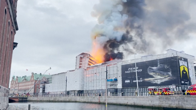 In fiamme la Borsa di Copenaghen, crollata la guglia