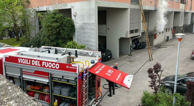 Scoppia incendio in palazzo a Udine: 15 intossicati