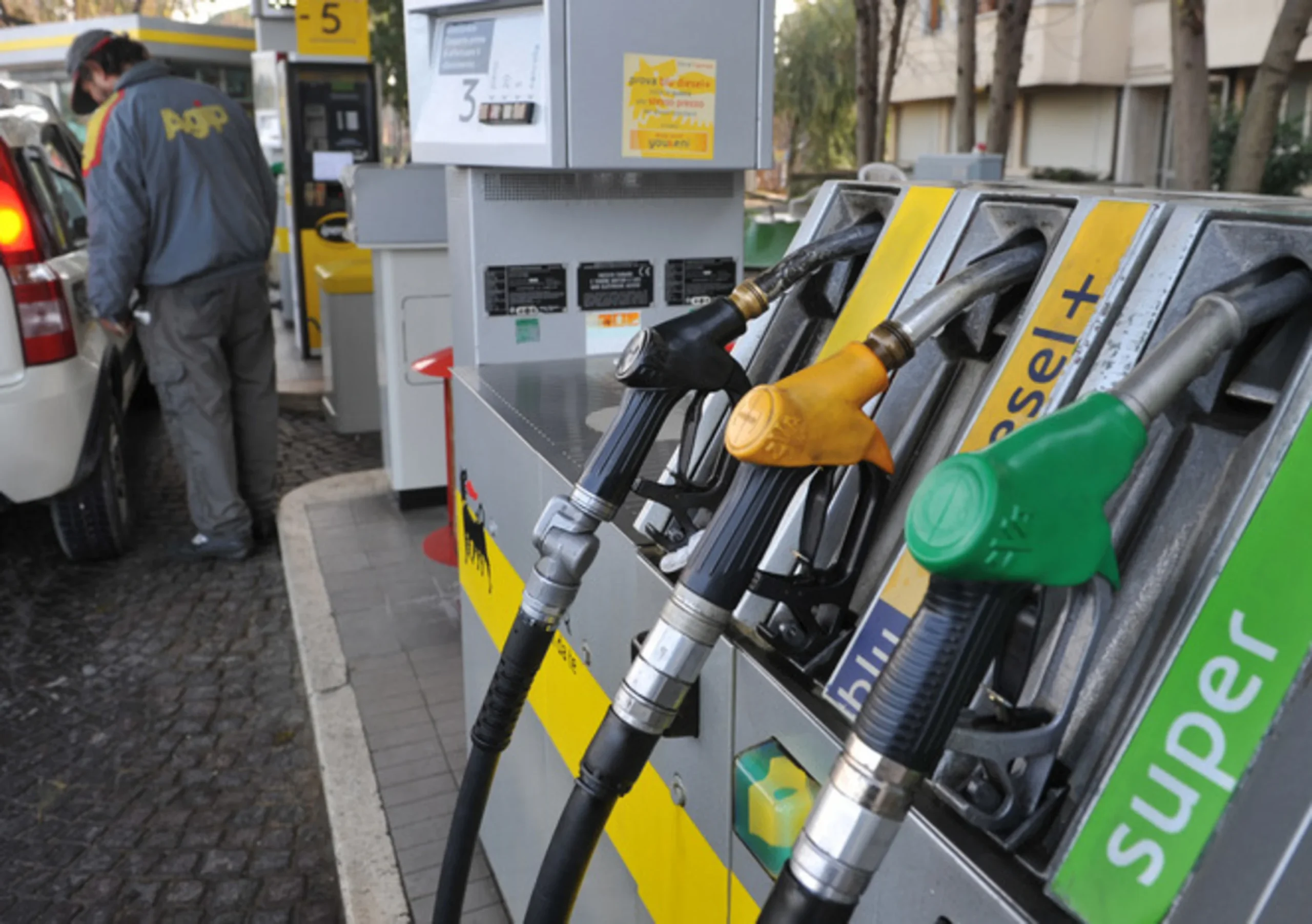 Benzina: ancora record al rialzo, cala il diesel